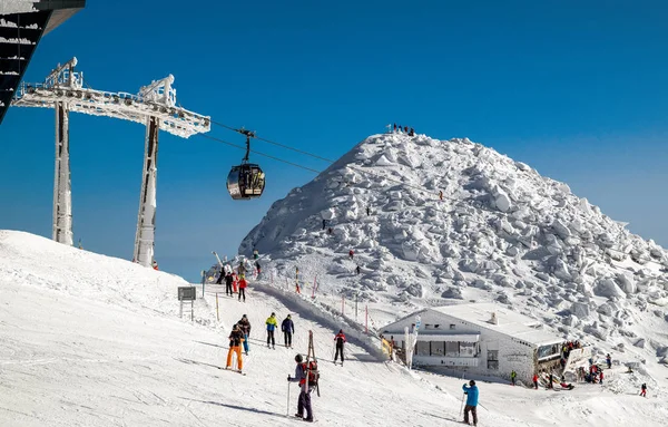 Лыжники на склоне горнолыжного курорта Ясна в горах Низких Татр на S — стоковое фото