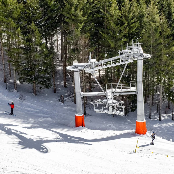 Підйом і підйом на лижах в курорті Чопок Джух на горах низьких Татр, — стокове фото