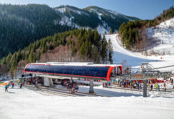 สถานีเคเบิ้ลเวย์และนักสกีที่รีสอร์ทช็อปอคใน Low Tatras m — ภาพถ่ายสต็อก