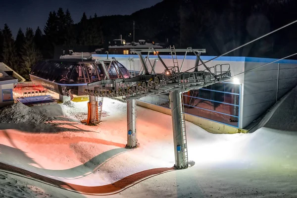 Cadeira de elevador de esqui vazia à noite na estância de esqui Jasna, Eslováquia — Fotografia de Stock
