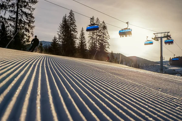 Čerstvě upravený sníh a lyžařský vlek v letovisku Jasna, Slovensko — Stock fotografie