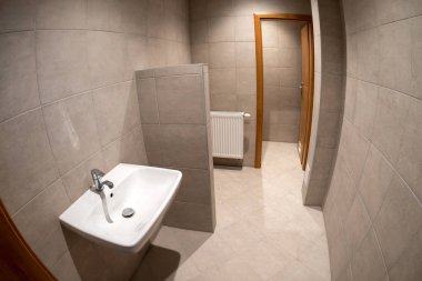 Boş yeni tuvalette lavaboya.