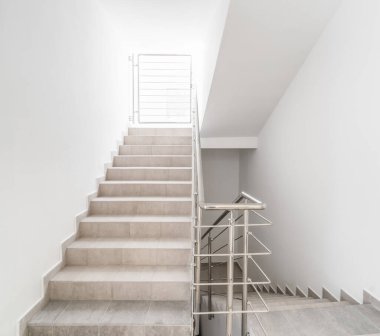 Binada krom tırabzan ile kapalı boş merdiven