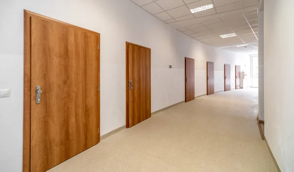 オフィスビルの閉鎖されたドアと空の廊下 — ストック写真