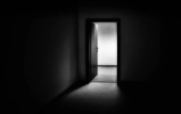 Światło Przechodzące Przez Otwarte Drzwi Ciemnym Pokoju Czerń Biel — Zdjęcie stockowe