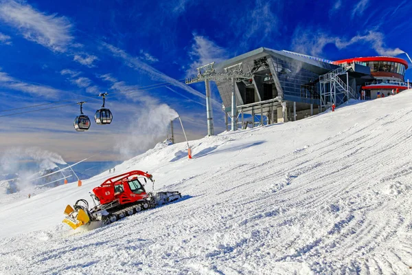 Demanovska Dolina スロバキア 1月13 スキーリゾートの丘の上の現代的なロープウェイとグルーマーJasna 1月の低タトラ山脈13 2014でDemanovska Dolina — ストック写真