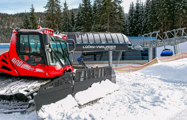 Jasna Eslováquia Fevereiro Neve Groomer Cadeira Elevador Esqui Estância Esqui — Fotografia de Stock