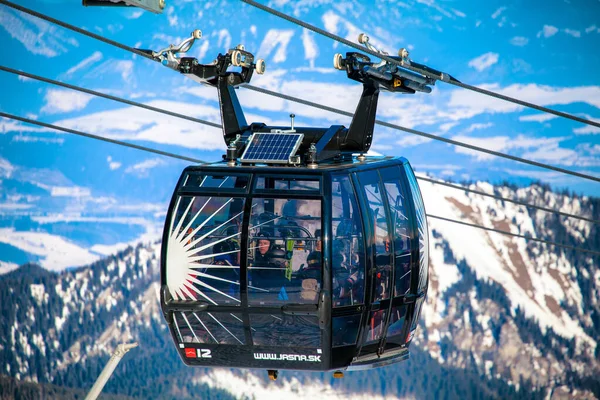 Demanovska Dolina Slowakei Februar 2015 Skifahrer Der Modernen Seilbahn Funitel — Stockfoto