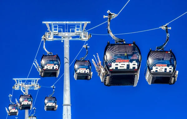 Jasna Slowakije Februari Zwarte Cabines Van Kabelbaan Blauwe Lucht Skigebied — Stockfoto