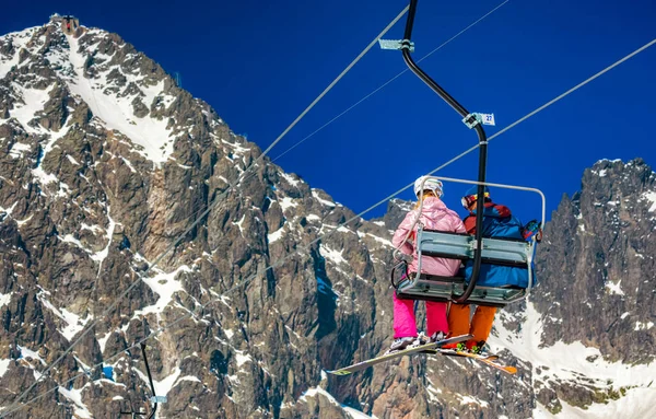 Tatranska Lomnica Slowakei Januar Alte Seilbahn Und Sitzende Skifahrer Skigebiet — Stockfoto