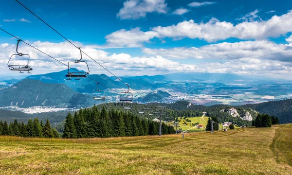 夏には空のスキーリフトチェア リゾートマリノブロド スロバキア — ストック写真