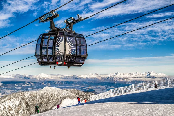 Demanovska Dolina Slowakei Dezember Seilbahn Funitel Und Skifahrer Auf Dem — Stockfoto