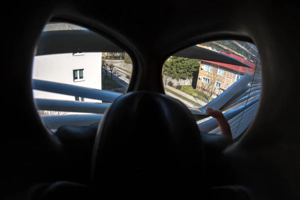 Вид Через Защитную Маску Окно Жалюзи Пустых Улицах Города Коронавирус — стоковое фото