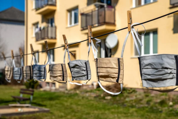 Beschermende Gezichtsmaskers Hangend Aan Een Waslijn Tuin Blad Van Gebouw — Stockfoto