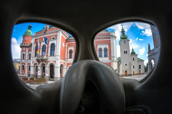 Ruzomberok Eslovaquia Marzo Vista Través Máscara Protectora Gas Ayuntamiento Iglesia —  Fotos de Stock