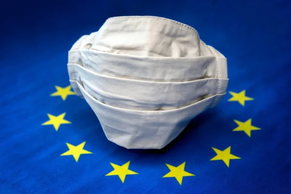 Koruyucu Maske Avrupa Birliği Bayrağıyla Yüzleş — Stok fotoğraf