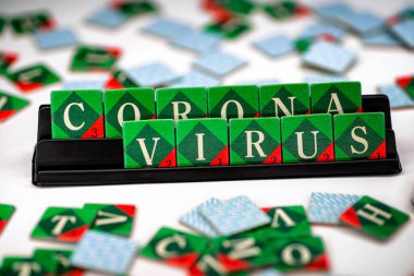Coronavirus 'a Scrabble mektuplarından mesaj at. COVID-19 kavramı