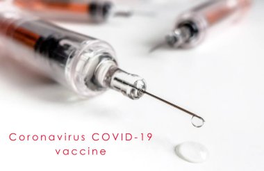 Coronavirus COVID 19 aşıyı ve şırınga enjeksiyonunu yaz. Tıp konsepti.