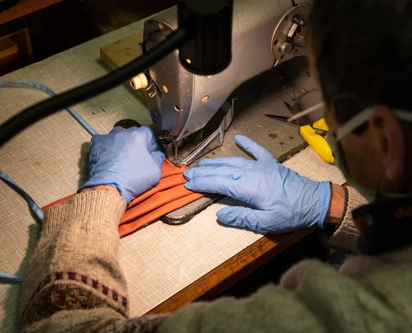 Naaien Van Een Gezichtsmasker Oude Naaimachine Werkplaats Van Kleermaker — Stockfoto