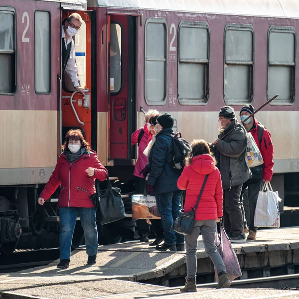 Ruzomberok Eslováquia Abril 2020 Pessoas Com Máscaras Faciais Embarcando Trem — Fotografia de Stock