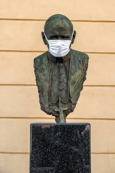 Bust Påven Johannes Paulus Med Ansiktsmask Coronavirus Covid Katolska Kyrkan — Stockfoto