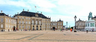 COPENHAGEN, DENMARK - 2 Ağustos 2012 'de Amalienborg Meydanı' ndaki Binicilik Heykeli ve Kopenhag 'daki VIII. Hıristiyan Sarayı