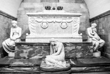 ROSKILDE, DENMARK - 3 Ağustos 2012 'de Roskilde Katedrali' nde Danimarkalı kralların mezarı