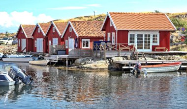 SMOGEN, SWEDEN - 4 AĞUSTOS 2012: Balıkçı köyündeki tipik kırmızı evler Smogen