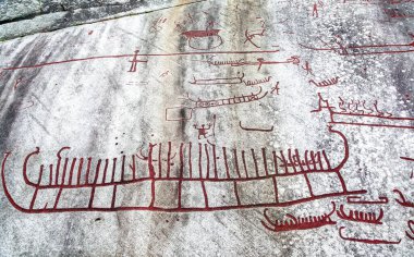 Bronz Çağı kaya oymacılığı - İsveç 'in Tanum şehrinde taşa kazınmış kırmızı Viking gemisinin ayrıntıları