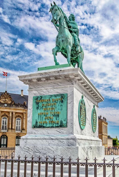 Copenhagen Denemarken August Het Ruiterstandbeeld Rytterstatuen Het Amalienborgplein Kopenhagen Augustus — Stockfoto