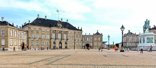 Copenhagen Denmark Αυγουστου Έφιππο Άγαλμα Στην Πλατεία Amalienborg Και Παλάτι — Φωτογραφία Αρχείου