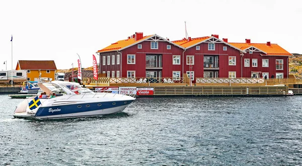 Smogen Sweden 2012年8月4日 漁村のモーターボートと赤い家 Smogen — ストック写真
