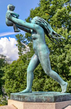 OSLO, NORWay - 5 AĞUSTOS 2012: Oslo 'nun merkezindeki Frogner Park' ta Gustav Vigeland tarafından yapılan bebek heykeliyle mutlu çıplak anne