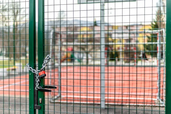 Stängd Basketplan Och Lekplats För Barn Begränsningar För Coronavirus Covid — Stockfoto