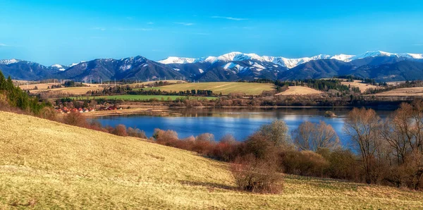 Jezioro Liptowska Mara Śnieżne Szczyty Tatr Niskich Słowacji Piękna Panoramiczna — Zdjęcie stockowe