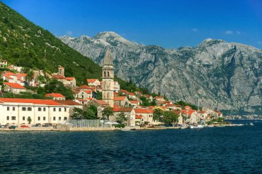 Karadağ 'ın Adriyatik Denizi' ndeki Kotor Körfezi 'ndeki Kasaba Perast