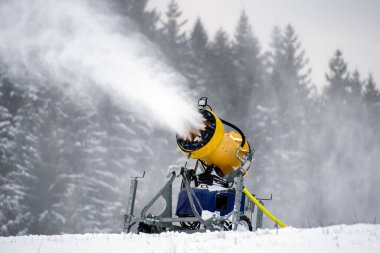 Kayak merkezinde kar kanonu makinesi