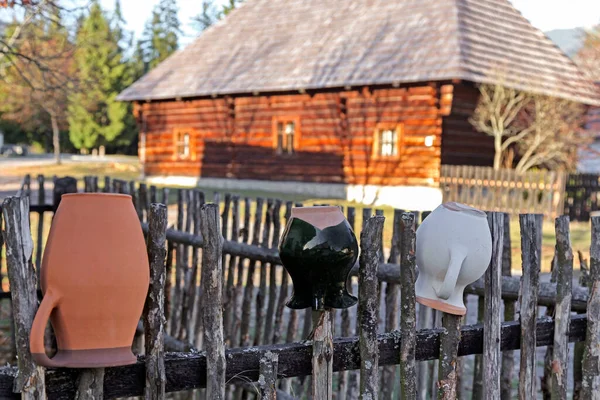 Brocca Ceramica Sulla Recinzione Nel Villaggio Pribylina Museo All Aperto — Foto Stock