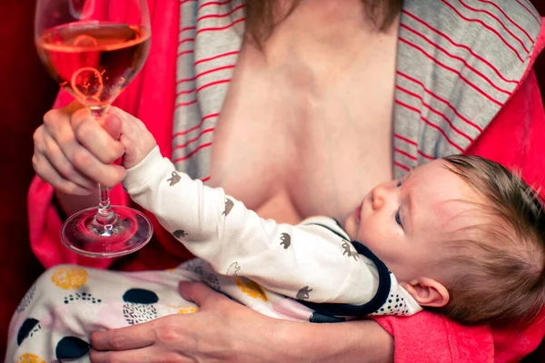 Stillendes Baby Und Schlechte Alkoholkranke Mutter Mit Einem Glas Wein — Stockfoto