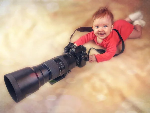 Sonriente Bebé Feliz Con Lente Cámara Teleobjetivo Grande —  Fotos de Stock