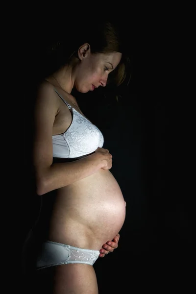 妊娠中の白人女性9ヶ月 白黒写真 — ストック写真