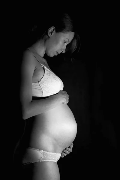 妊娠中の白人女性9ヶ月 白黒写真 — ストック写真