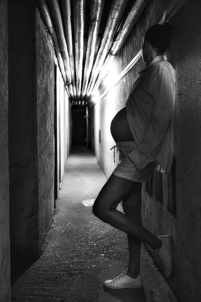 Koca Hamile Göbekli Zayıf Bir Kadın Hamilelik Ikilemi — Stok fotoğraf