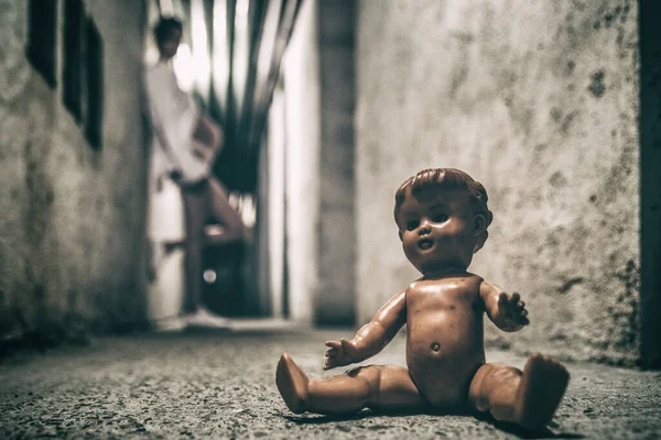 Menina Grávida Posando Túnel Escuro Com Velha Boneca Assustadora — Fotografia de Stock