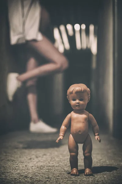 Menina Grávida Posando Túnel Escuro Com Velha Boneca Assustadora — Fotografia de Stock