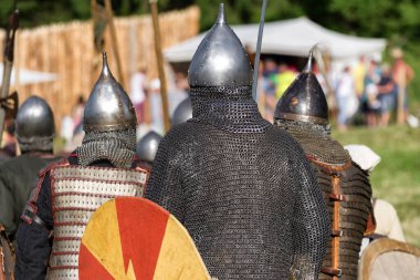 Eski zırhlı ortaçağ savaşçıları