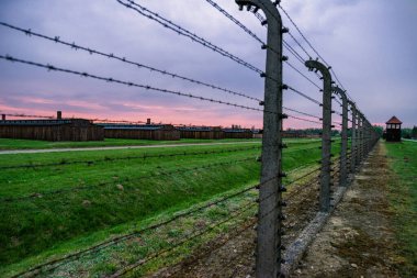 Toplama kampındaki dikenli teller ve kışlalar Auschwitz II - Birkenau, Polonya