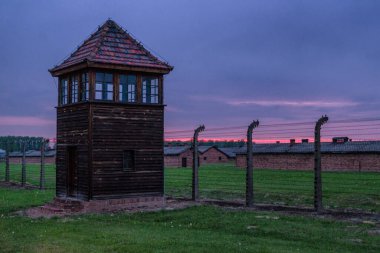 Auschwitz II 'deki toplama kampında silah kulesi - Birkenau, Polonya