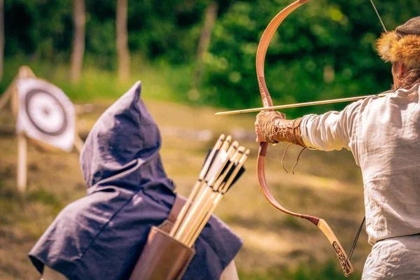 Arqueros Medievales Con Flechas Espalda Objetivo Fondo — Foto de Stock