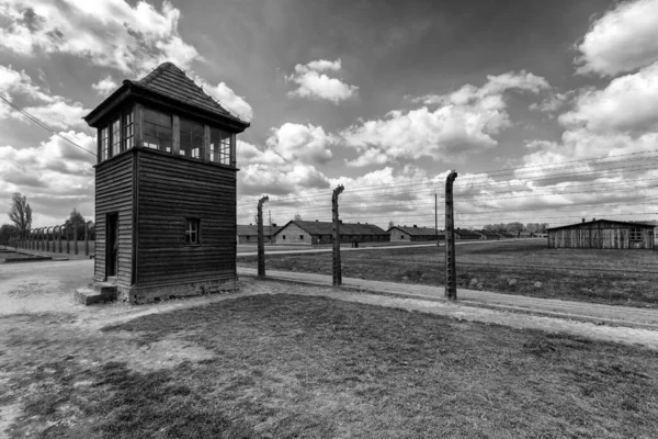 Cerca Arame Farpado Torre Quartel Campo Concentração Auschwitz Birkenau Polónia — Fotografia de Stock